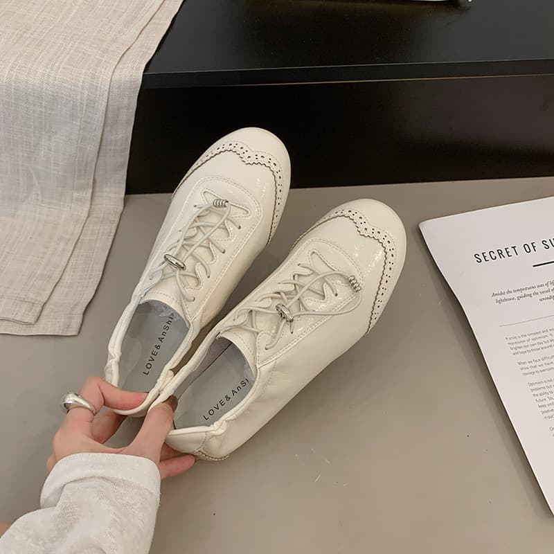 Retro round-toe carved moral training shoes for women 2026 new flat-soled casual versatile ballet Mary Jane casual shoes