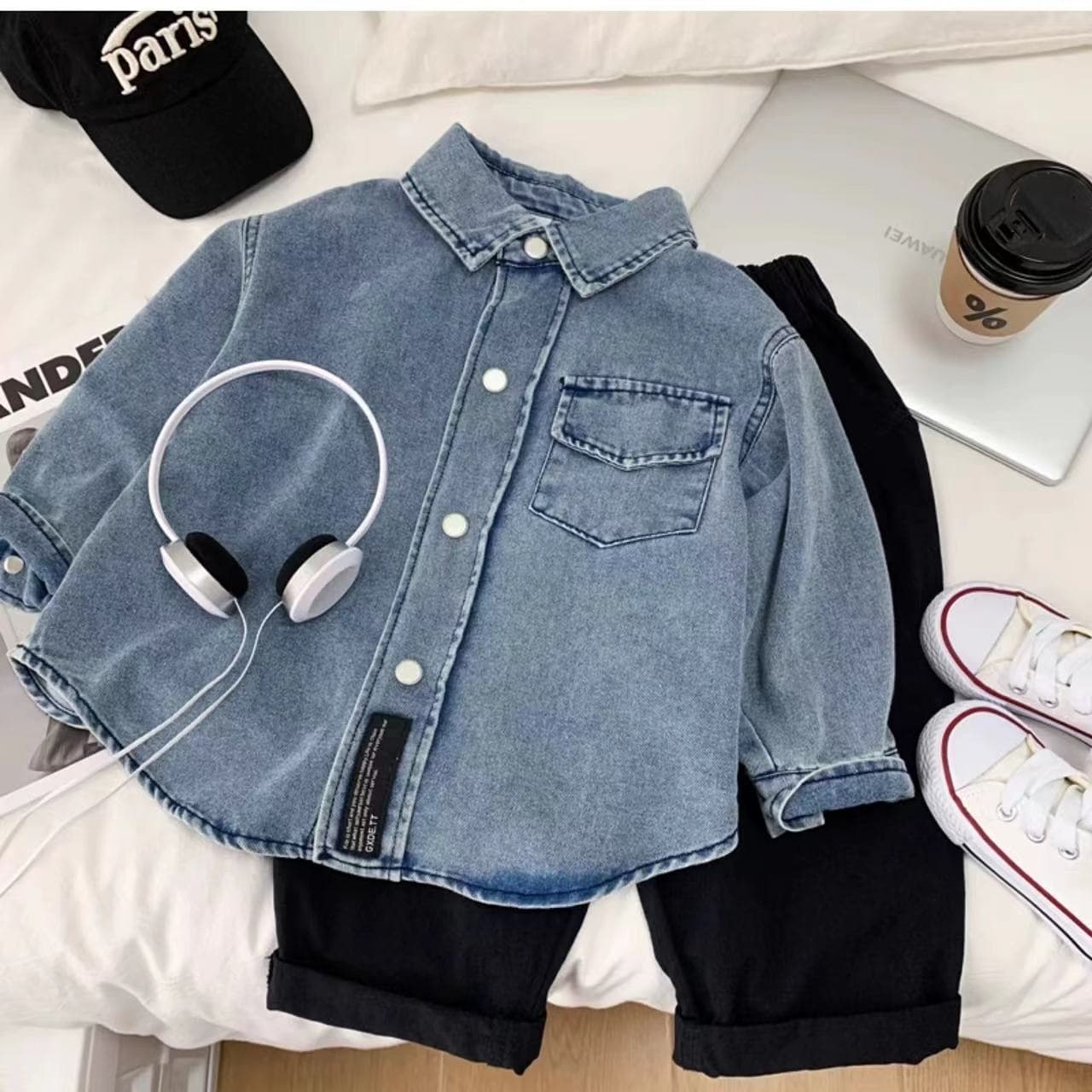 New children's denim shirt, spring and autumn top, stylish lapel jacket for toddlers and boys, long-sleeved, handsome and trendy style.