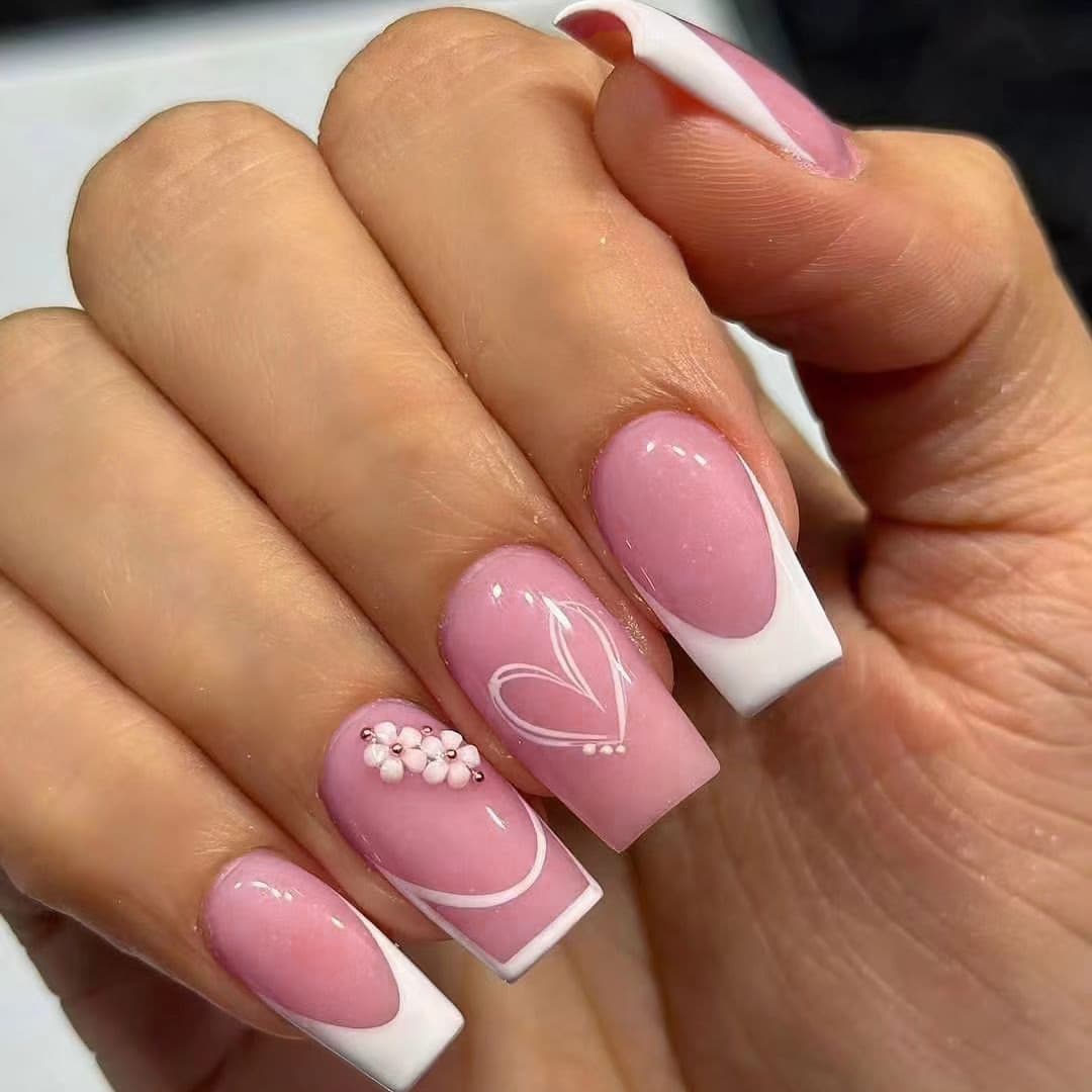 Hot-selling 24-piece Valentine's Day nail art with heart-shaped rhinestone flower design, sweet medium-long press-on nails wholesale