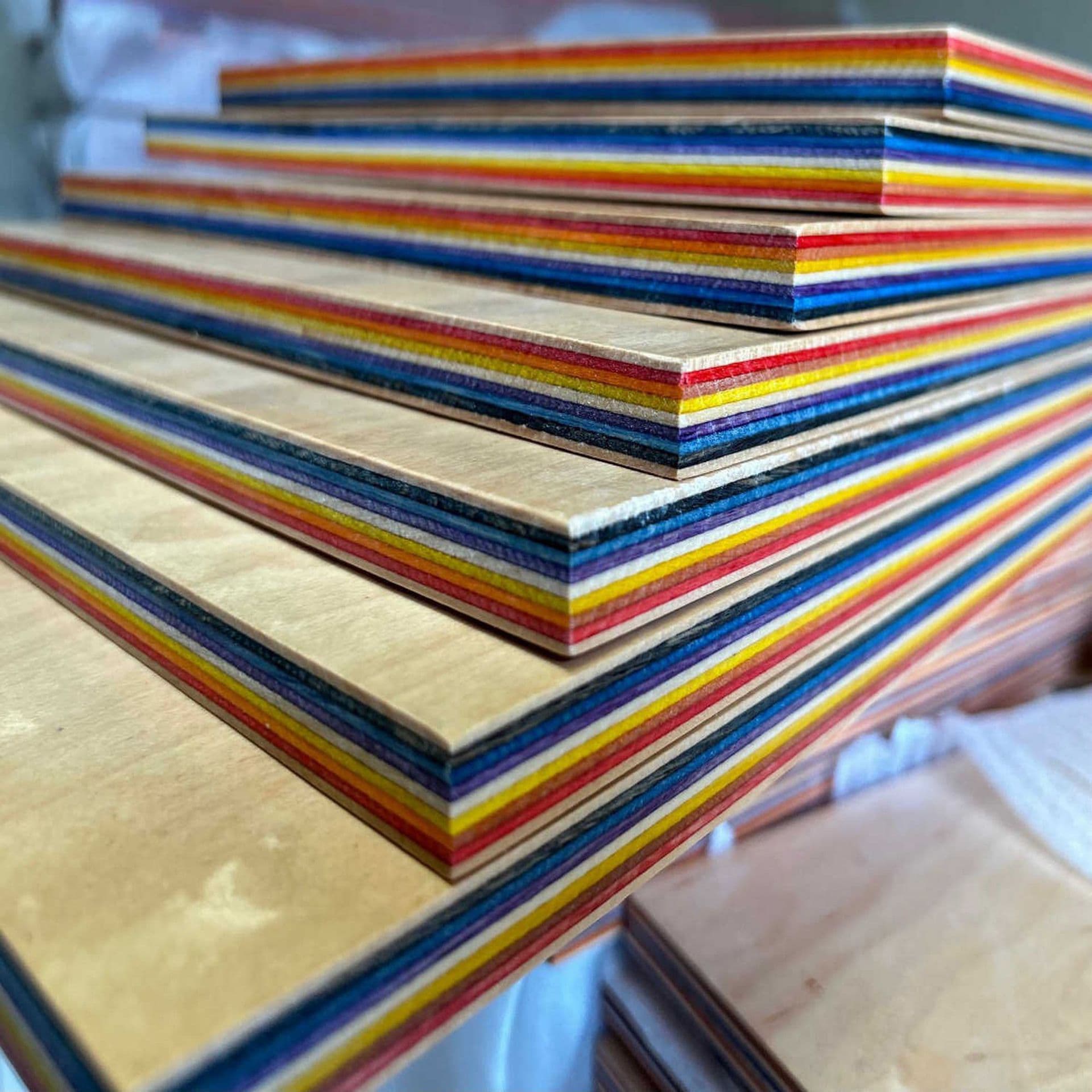 Custom rainbow boards, multi-layer dyed boards, marine plywood, colored pressed boards, birch, maple, poplar, bentwood, multi-layer board processing.