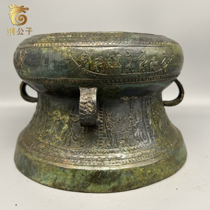 Sun-patterned hunting bronze drum, antique bronze artifact, ancient musical instrument collection, music culture exhibition hall decoration.