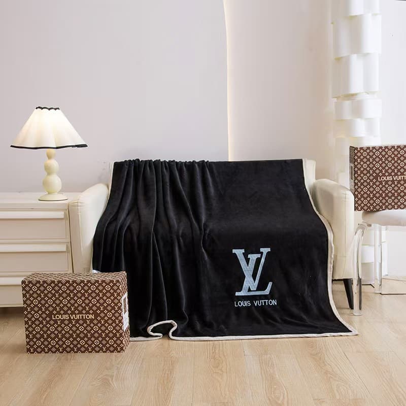 Trendy brand blanket flannel coral velvet thickened lunch break air-conditioned office sofa blanket gift box wholesale