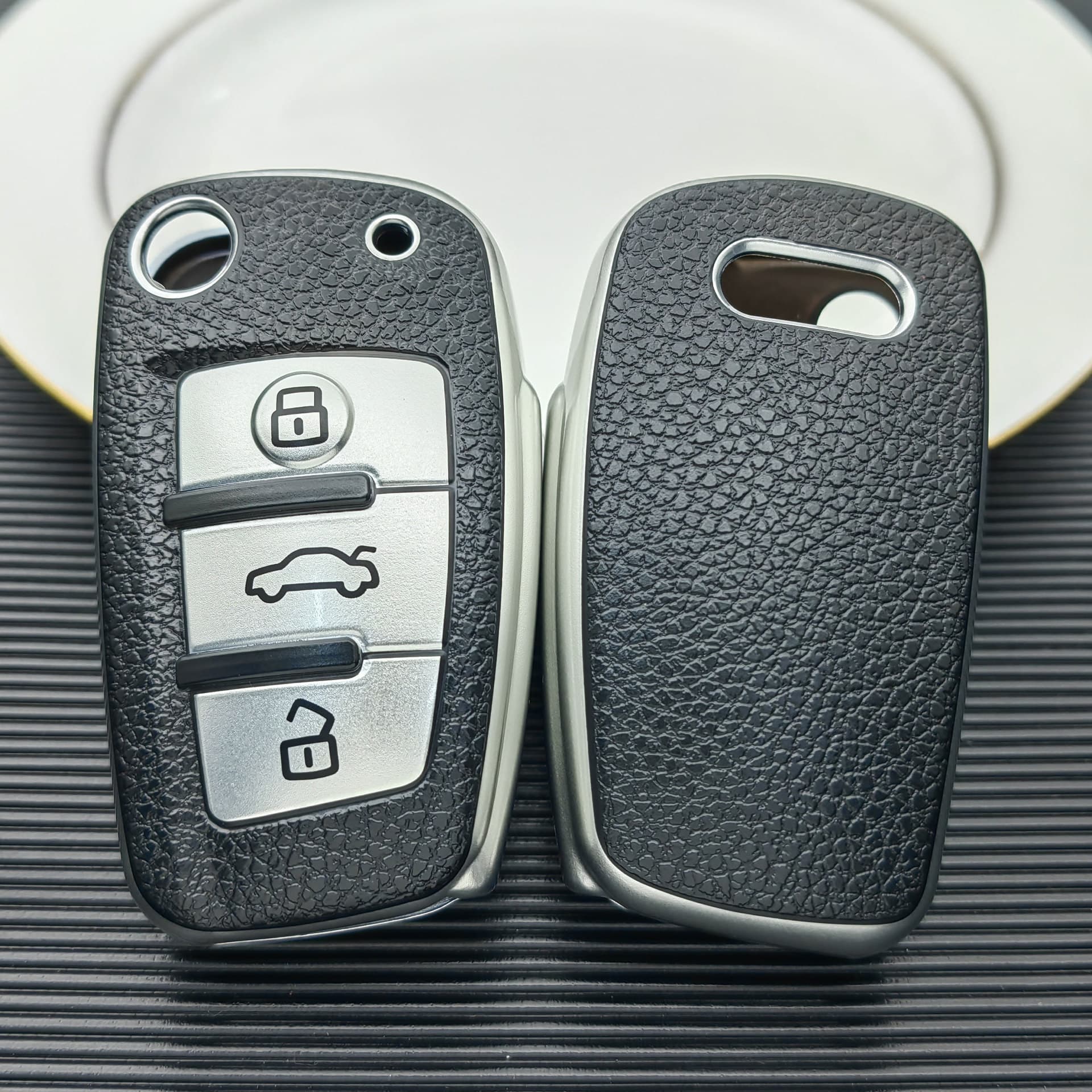 Suitable for Audi Q3 key cover A4L/A6L/Q5L/A7/Q5L/Q7/A8/Q8/TT folding old key case