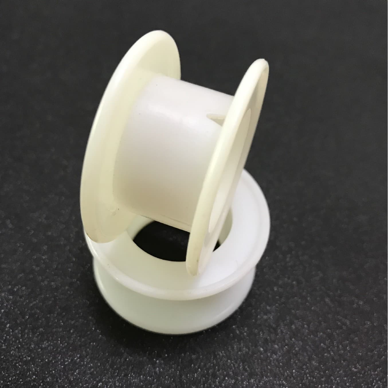 Manufacturer supplies 43mm fishing line/tin wire reels with white small plastic shafts and I-beam reels.