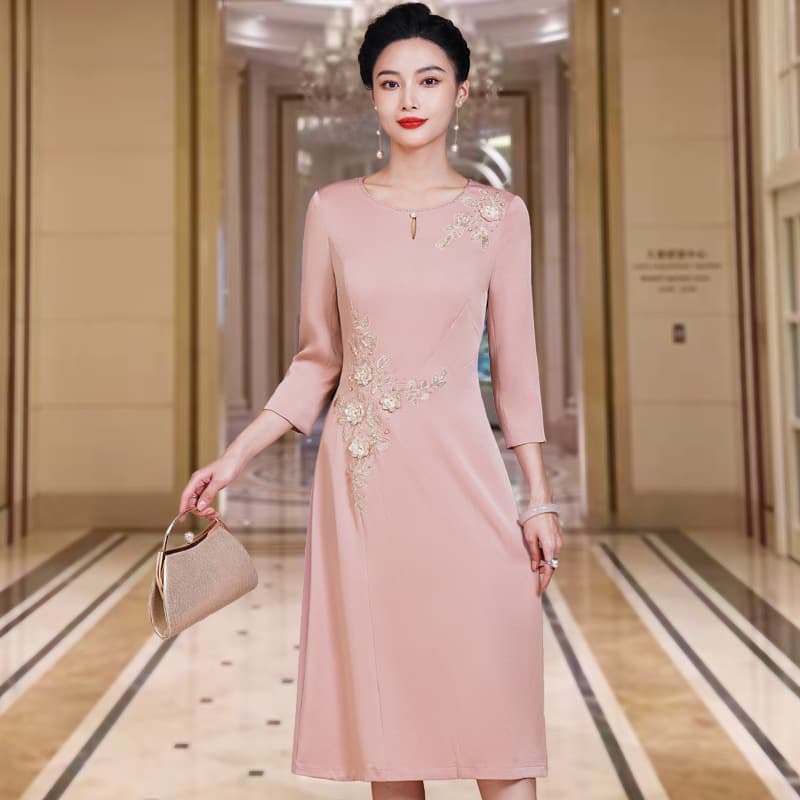 2023 Early Autumn New Light Pink Fashionable Mother's Banquet Dress Young Happy Mother-in-Law Plus Size Dress