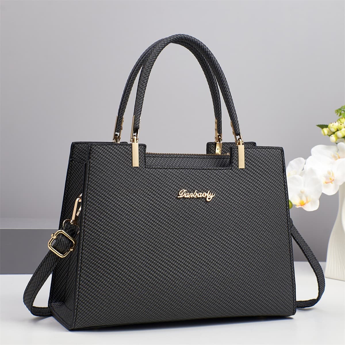 Foreign trade, fashionable, light luxury, high-end, versatile and temperament, new portable handbag for ladies and moms to go out on behalf of