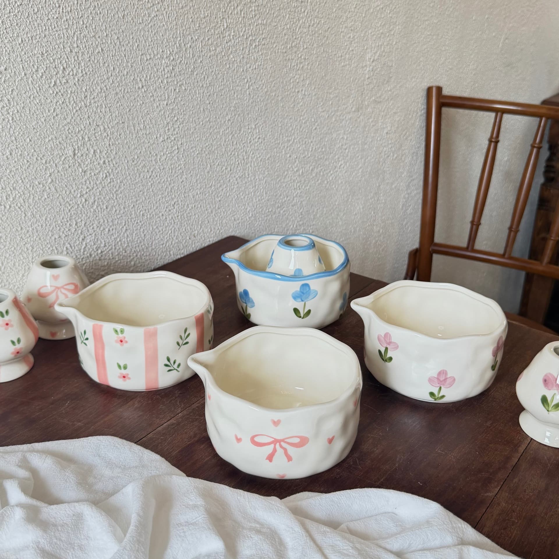 French Vintage New High-Aesthetic Hand-Painted Matcha Bowl Handcrafted Hand-Pinched Ceramic Matcha Bowl with Spout and Tea Whisk Set