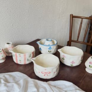 French Retro New High-Aesthetic Hand-Painted Matcha Bowl, Handmade Hand-Pinched Ceramic Matcha Bowl with Spout and Whisk Set