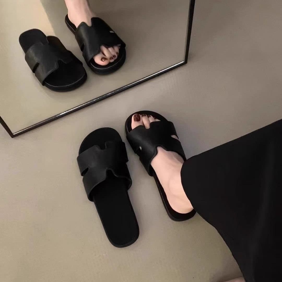 Korean style ~ French slippers for summer wear 2026 new flat bottom beach vacation one word ins for adults