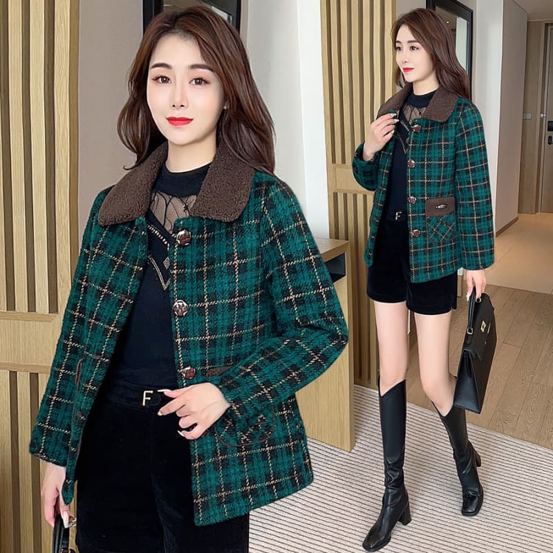 Middle-aged women's fashionable and chic autumn/winter coat new style, plaid square-collar outerwear for mature ladies.