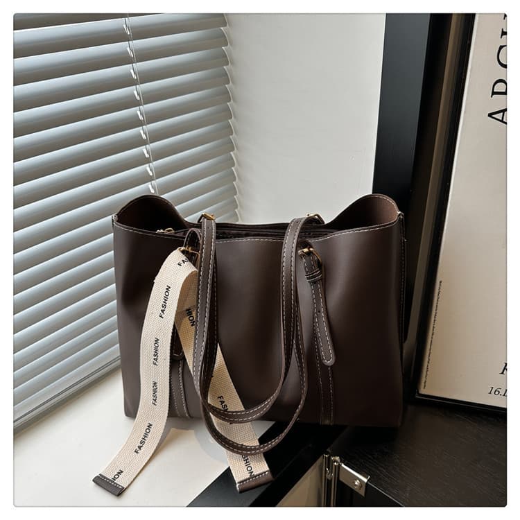 2025 Summer Retro New Arrival Large Capacity Women's Fashion Casual Solid Color Commuter Shoulder Underarm Tote Bag