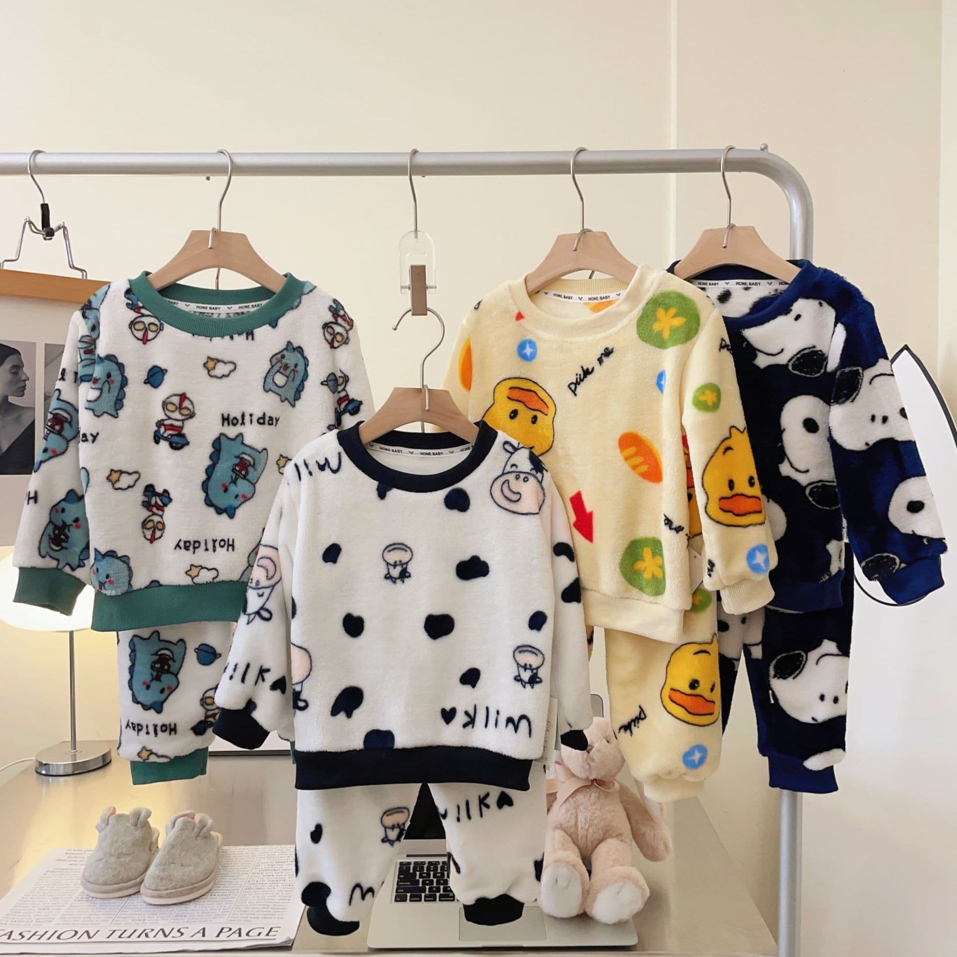 New Flannel Pajamas for Children, Coral Fleece Boys and Girls Baby Cartoon Round Neck Homewear Fleece-Lined Thickened Set