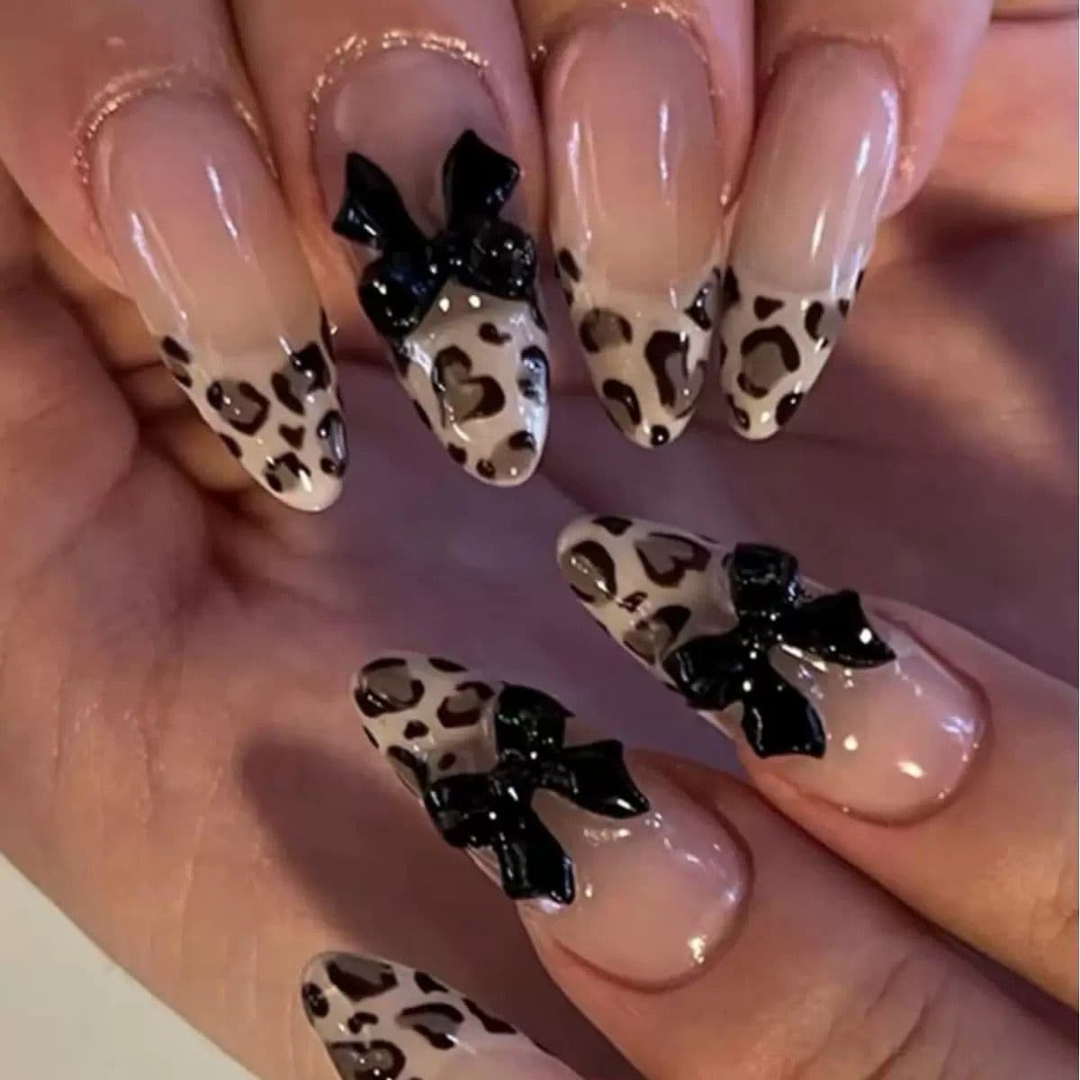 Fashion Almond French Press-On Nails, European-American Bow Cat Nail Art, 24-Piece Short False Nail Tips