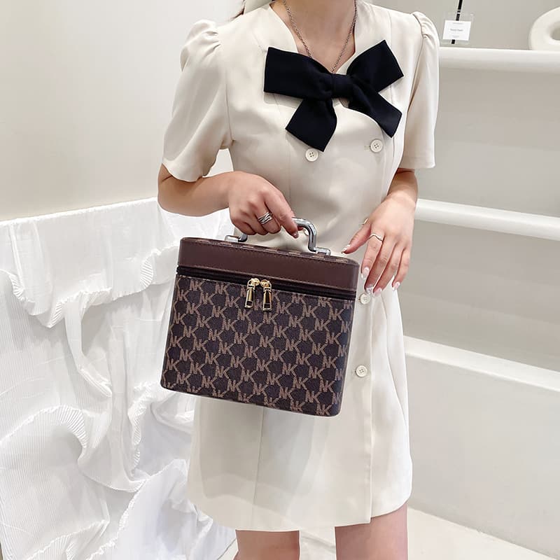 2023 New Letter Cosmetic Bag Internet Hot Super Hot PU Leather Stereotype Cosmetic Case Newlywed Accompanying Hand Gift Bag Box Premium Sense