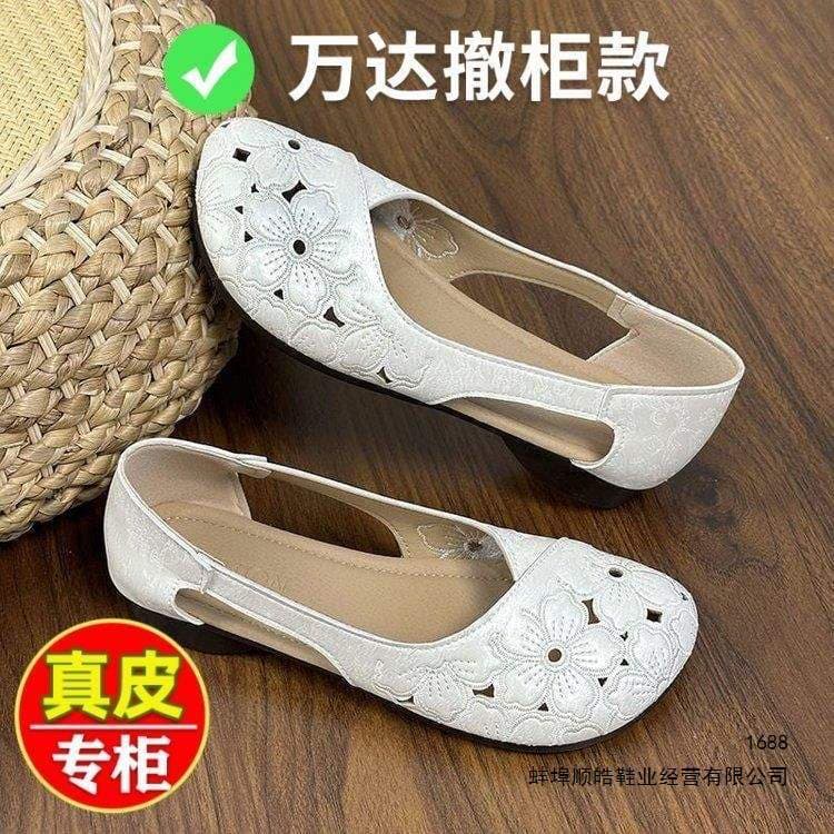 Leather Mom Shoes Sandals 2026 Summer New Style Flat Heel Soft Leather Soft Sole Comfortable and Versatile Hollow Breathable Croc Shoes for Women