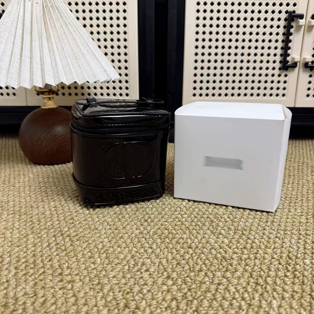 Popular gift makeup box, black patent leather portable storage box, the same high-end storage box gift box at the counter