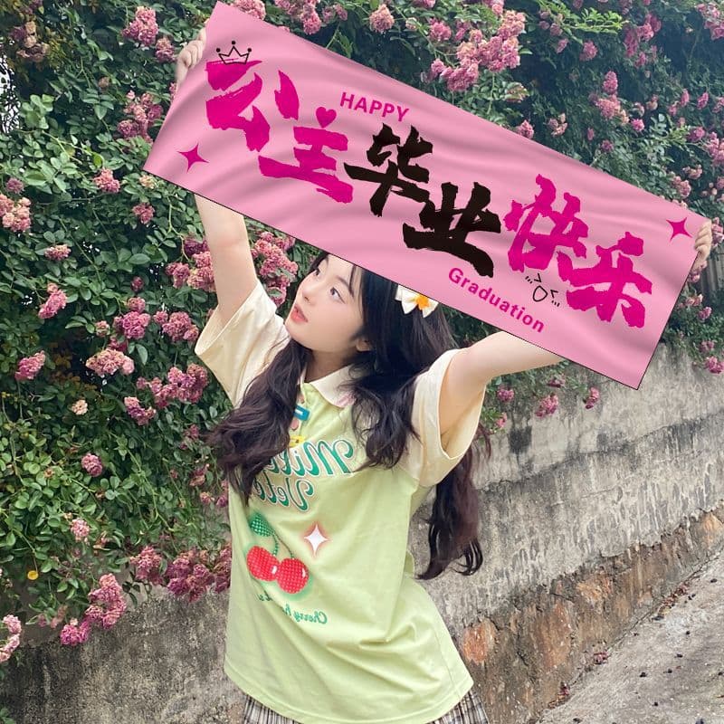 Graduation banner, photo props, campus graduation season, holding a small banner to take photos, check in, and take a group photo, University High School