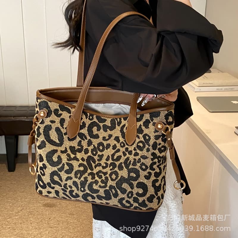 Fashionable Leopard Print Large Capacity Bag Women's 2026 New Stylish Shoulder Bag Simple Textured Commuter Tote Bag