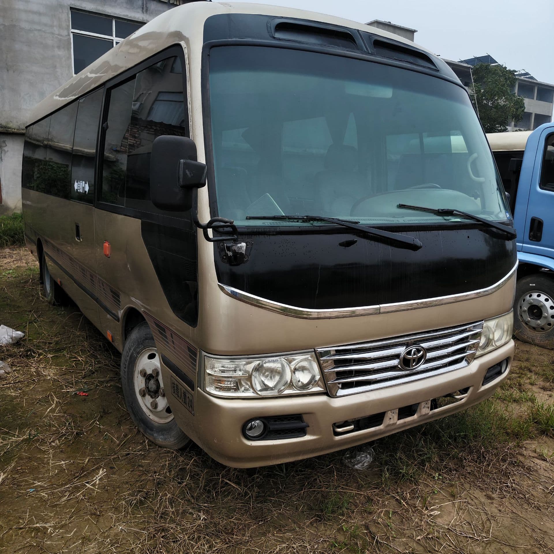 Export Toyota Coaster Bus 19-28 Seats Business Luxury Bus 7m Chinese Bus Second-Hand Coaster