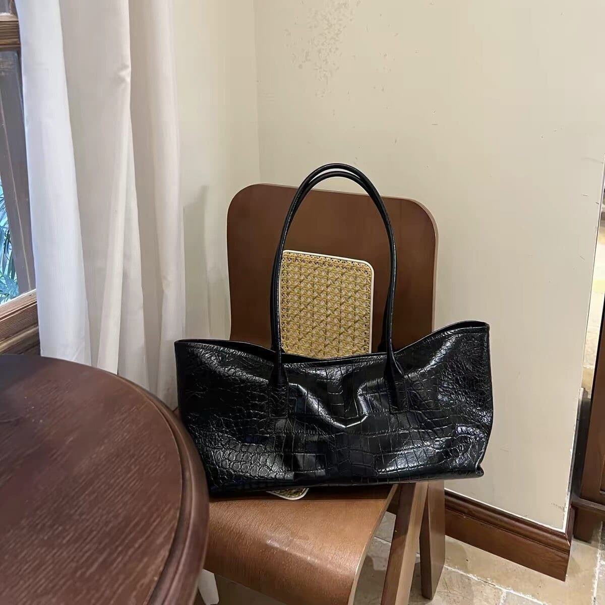 2026 Summer Black Premium Crocodile Texture Large Capacity Tote Bag Versatile Commuter Underarm Shoulder Handbag for Women