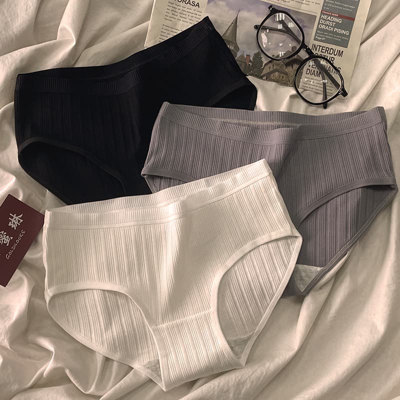 Factory direct sale women's cotton panties, Japanese style mid-rise simple breathable student plus size triangle briefs wholesale.