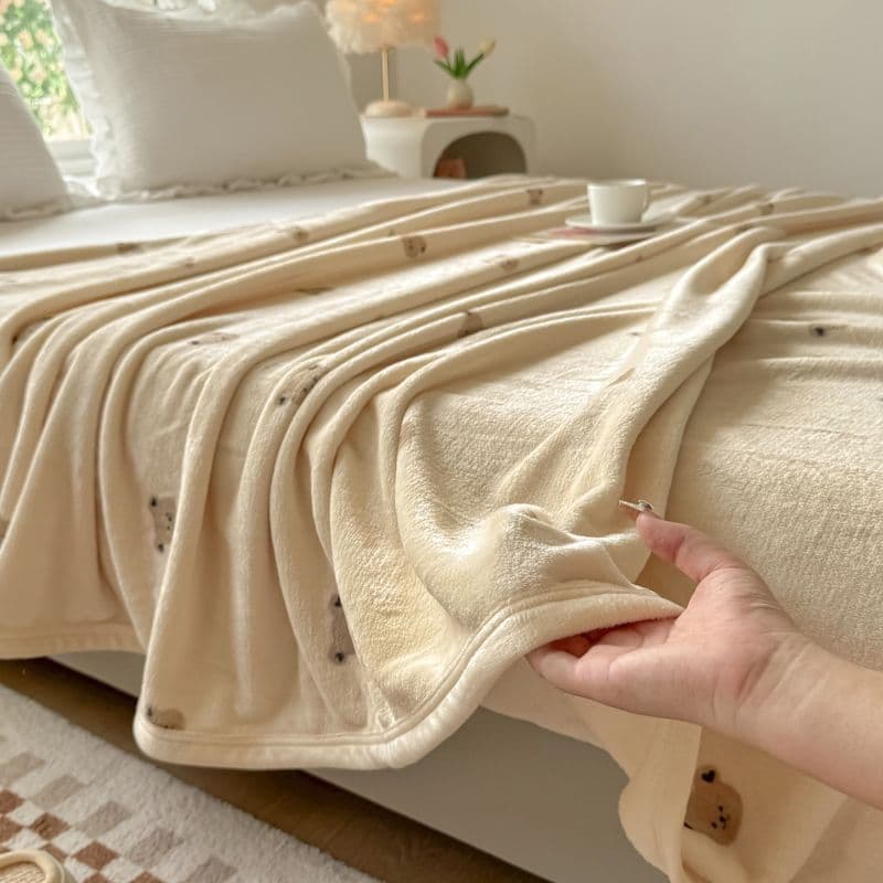 Class A coral fleece throw, machine washable, designed for winter warmth, single-person naps, and reversible plush sheets.