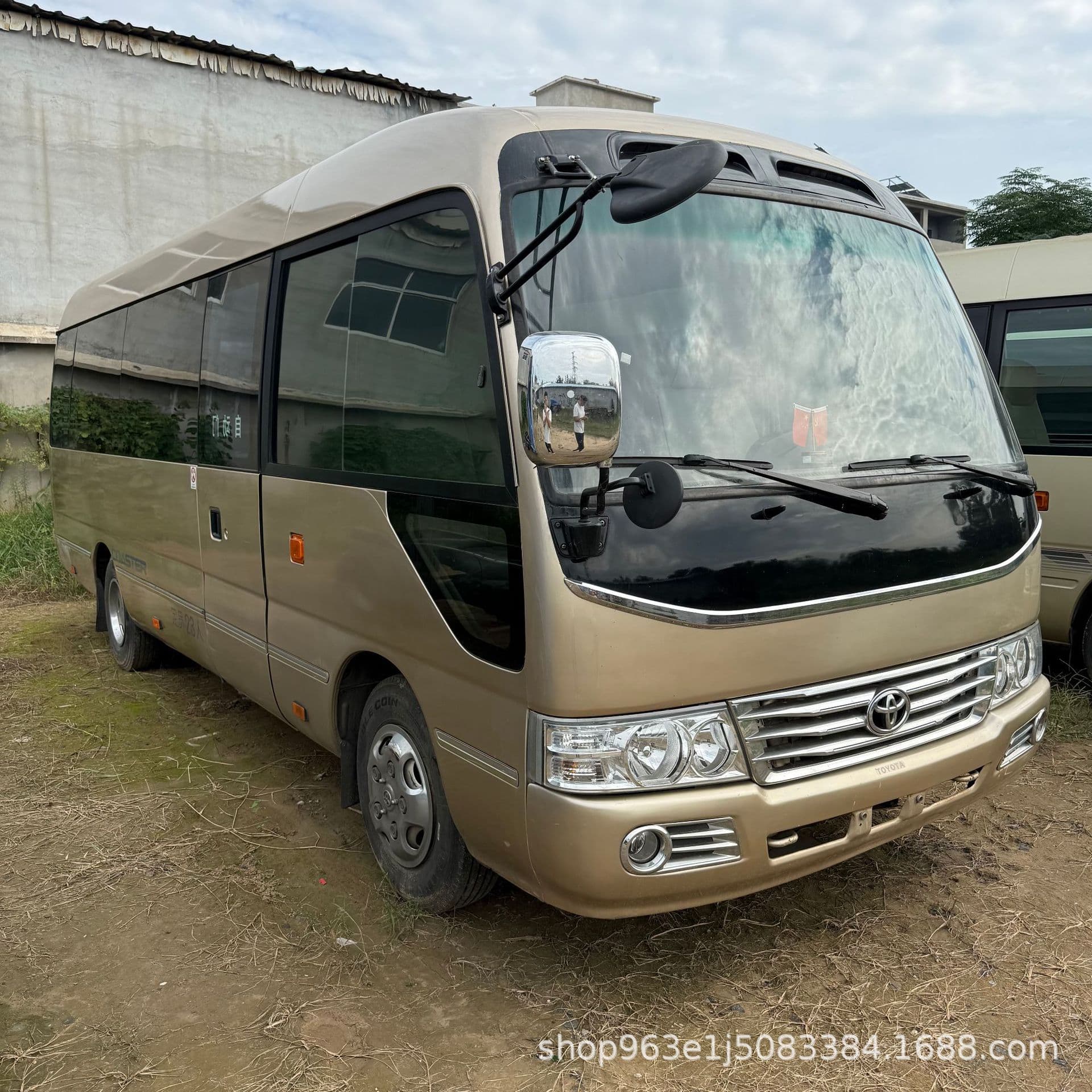 Export-quality used Toyota Coaster buses, business reception vehicles, sealed glass windows.