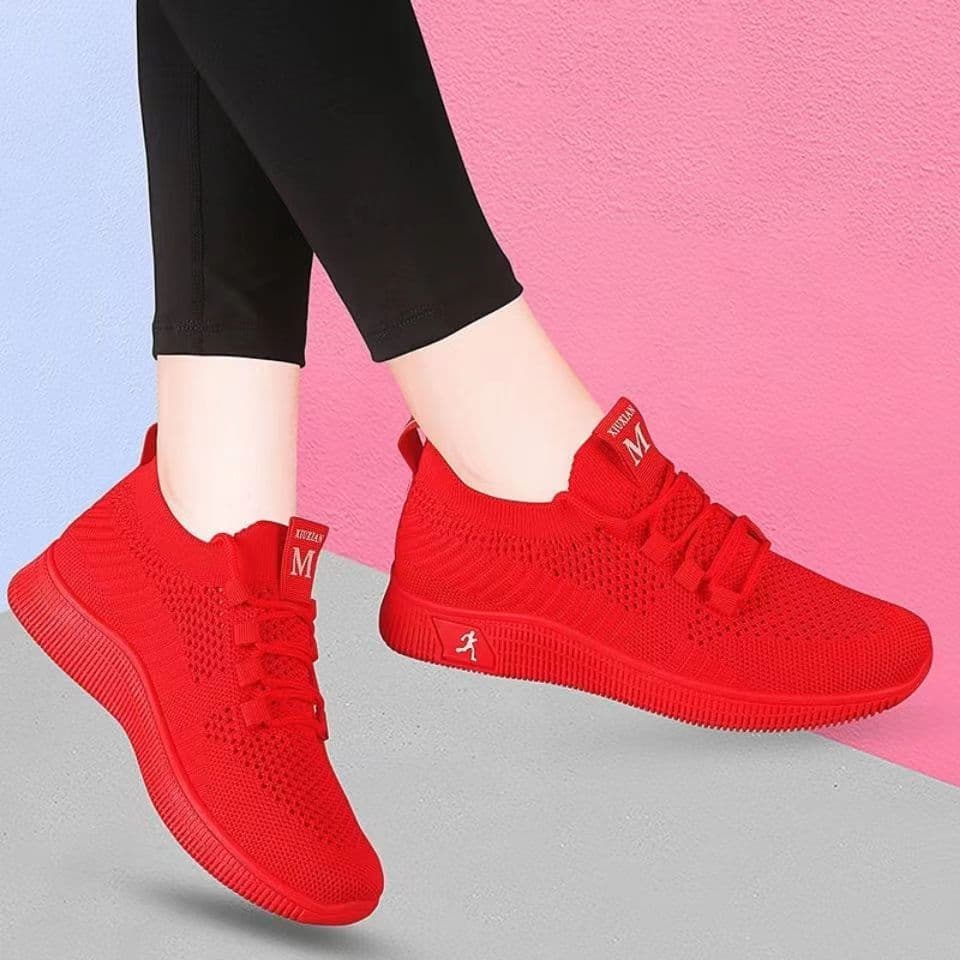 Women's red dancing shoes, square dance shoes, flyknitted mesh upper, breathable, non-slip, soft sole, middle-aged and elderly mothers' sports shoes.
