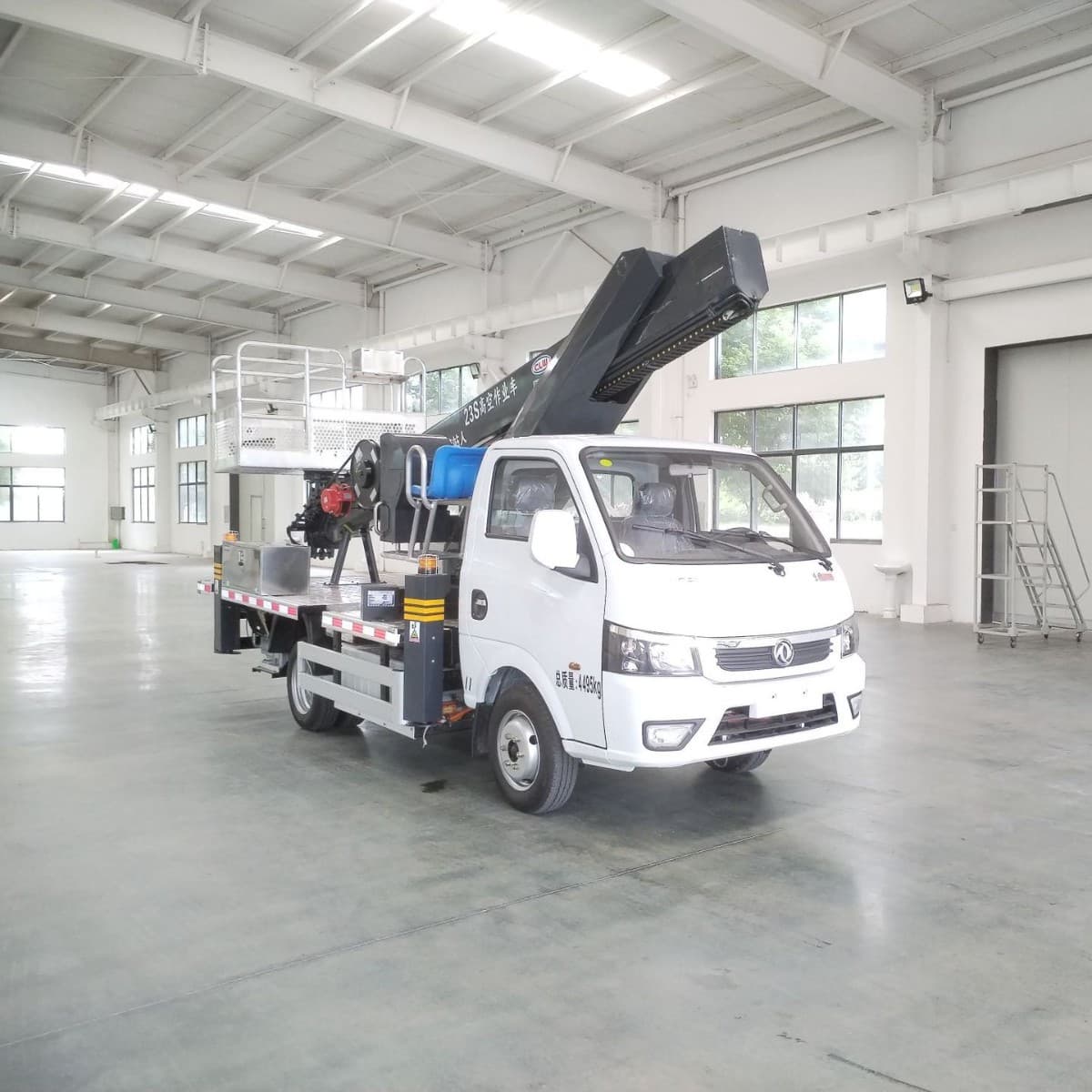 China VI Dongfeng Tuyi 17.5m Blue Plate Aerial Work Truck, Straight Arm Telescopic Boom for Street Light Installation and Repair Lifting Vehicle