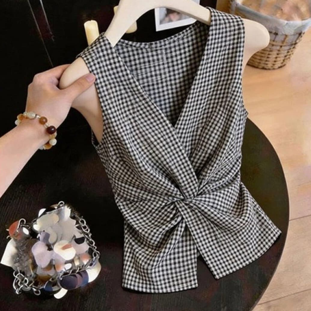 2026 Summer New V-Neck Plaid Sleeveless Vest Women Fashion Versatile Casual Twist Slim Top A13143