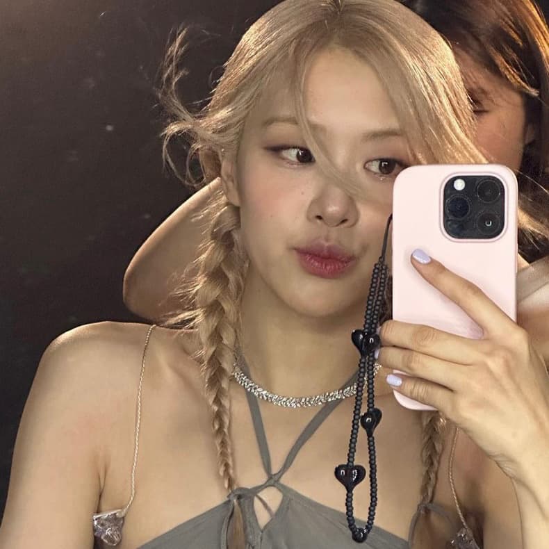 String Jin Zhini Lisa's same love-shaped mobile phone chain anti-lost wrist lanyard ccd pendant mobile phone chain