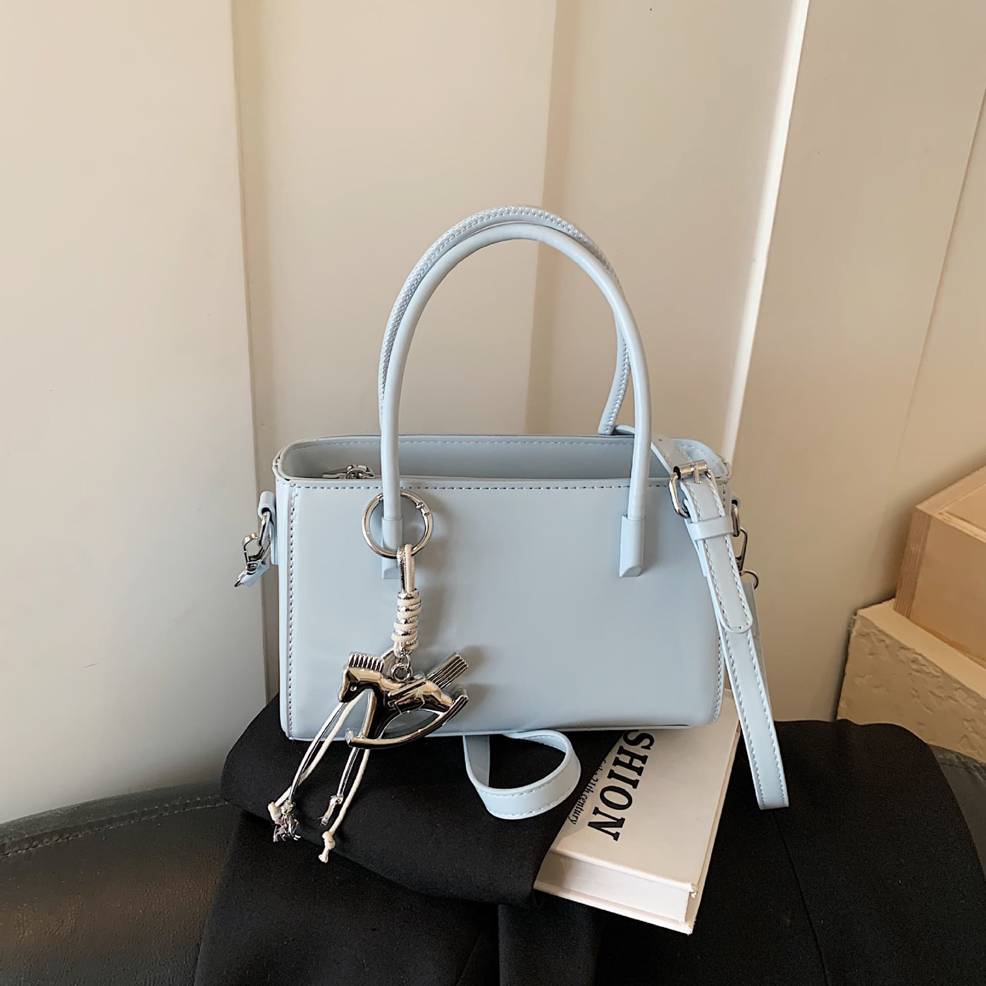 This year's popular simple solid color small square bag 2026 summer new high-end commuting daily shoulder armpit bag