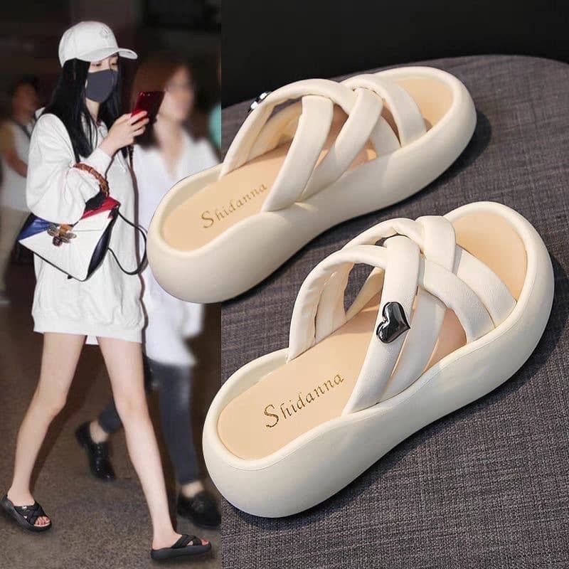 2024 New Summer Internet-Famous Super Popular Niche High-End Flip-Flops for Women, Outdoor Fashion Thick-Sole Sandals to Match Dresses