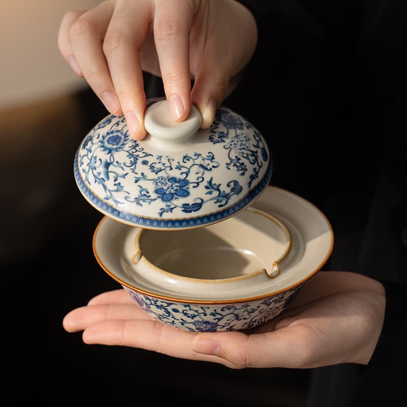 Ru Kiln Blue-and-White Lotus Scroll Ceramic Ashtray with Lid for Home Living Room, Anti-Fly Ash, High-End Chinese Style Decoration