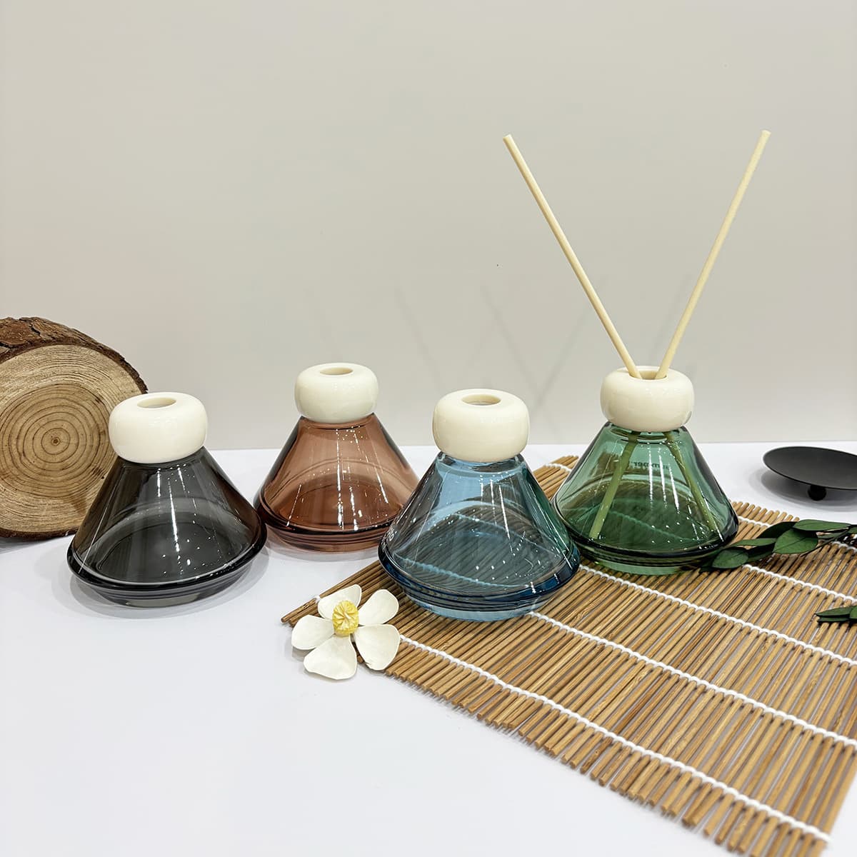 New product 100ML black coffee, blue and green four-color screw-top triangular conical glass fire-free aromatherapy volatilizing bottle funnel-shaped essence