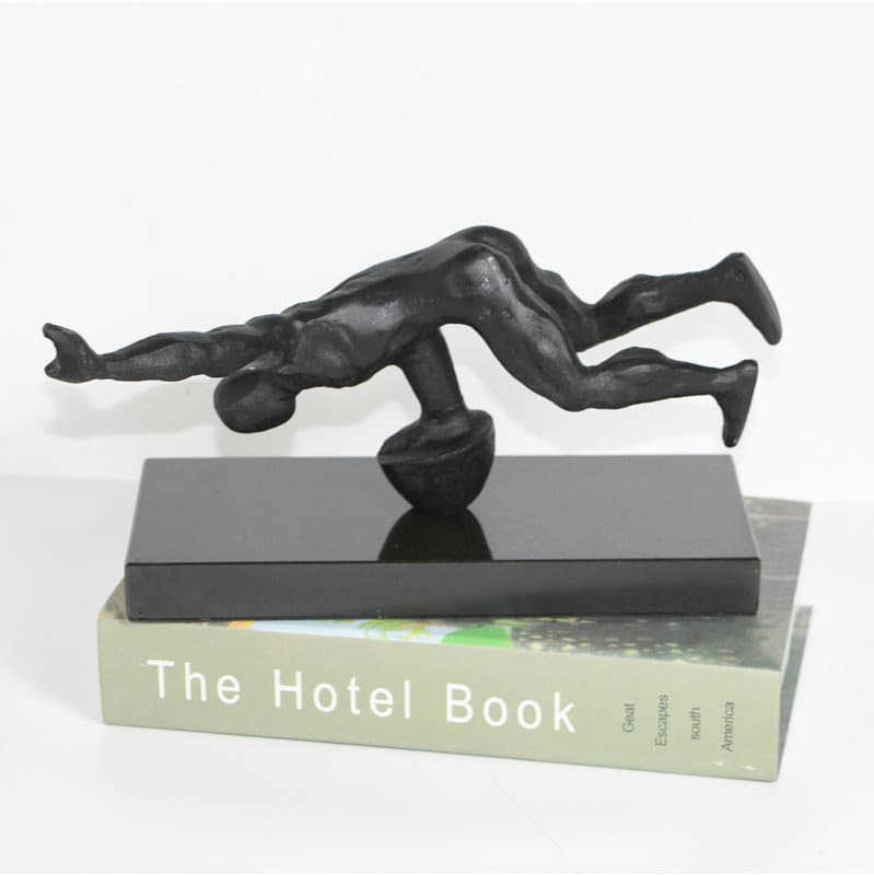 Modern Minimalist Showroom Entryway Coffee Table Cast Iron Thinking Figure Sculpture Study Wall Cabinet Sports Arm Swing Ornament