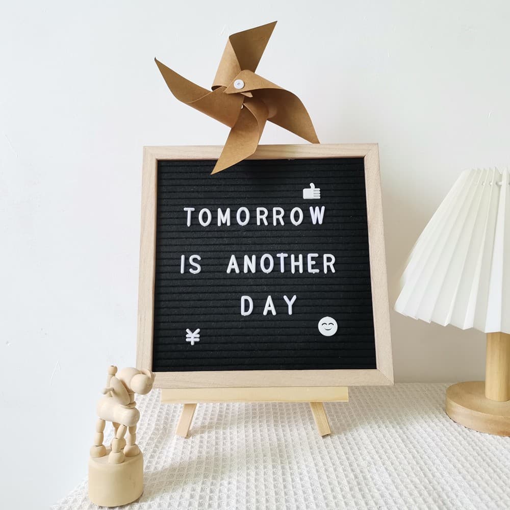 INS Style Wooden Felt Memo Strip with Colorful Alphabet Sticky Notes, Baby 100-Day Photo Prop Memo Holder