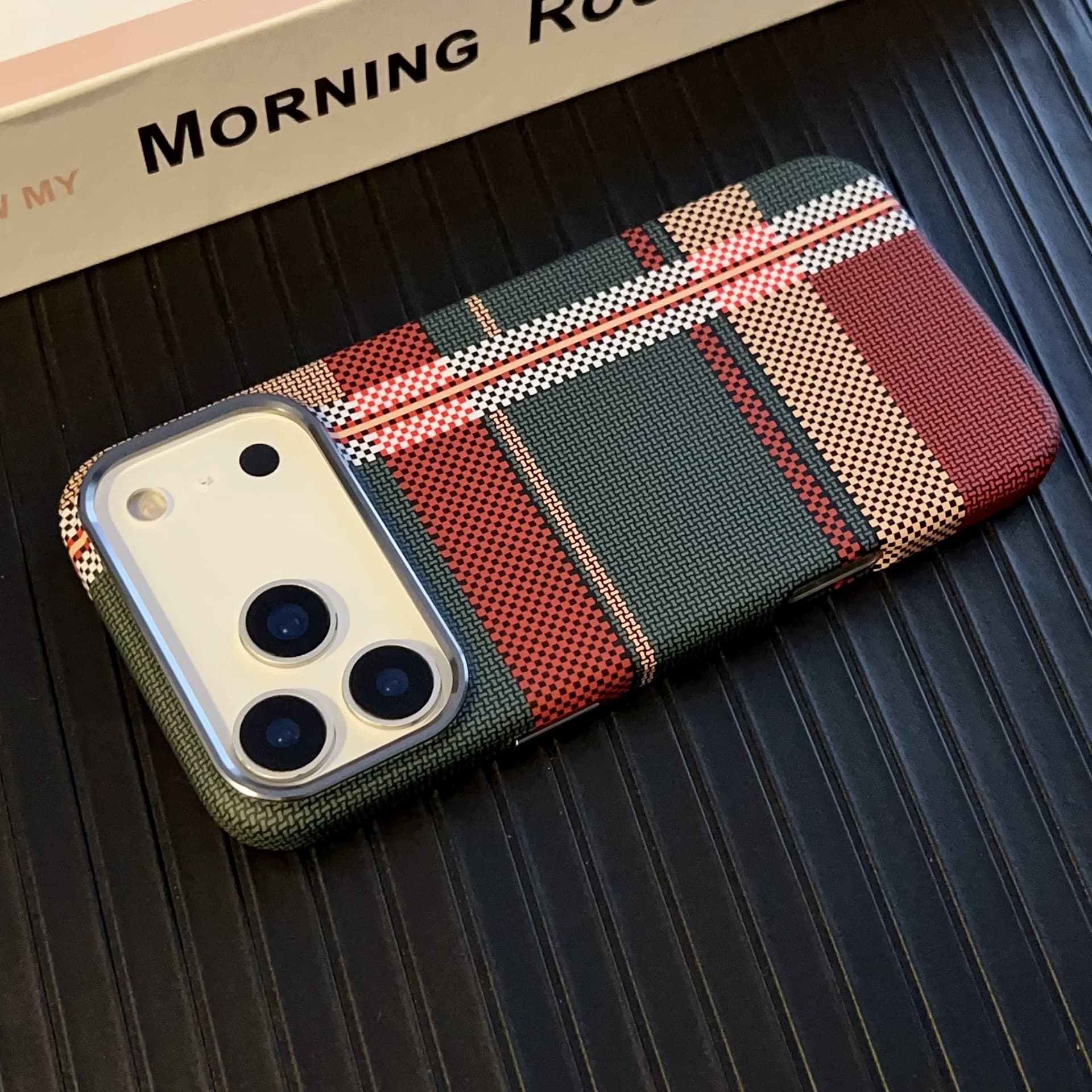 Suitable for iPhone18PROMAX Mountain and River Carbon Fiber Kevlar Magnetic Phone Case Apple 17 Metal Lens
