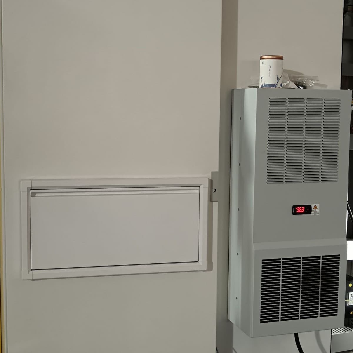Cabinet Power Distribution Cabinet Imitation Rittal Cabinet Industrial Cabinet Switch Box DGFB-600 Computer Flip Panel