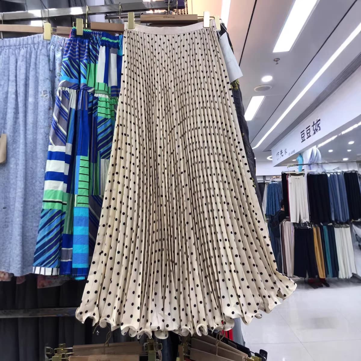 Winter Elegant High-Waist Slimming Age-Defying Unique Design Chiffon Polka Dot Pleated Skirt with Ruffled Flared Hem Long Skirt for Women
