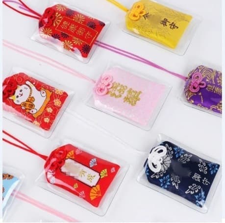 Carefully selected Japanese-style embroidered sachets, fragrant gifts, car pendants, and amulets for health, love, peace, and good fortune.