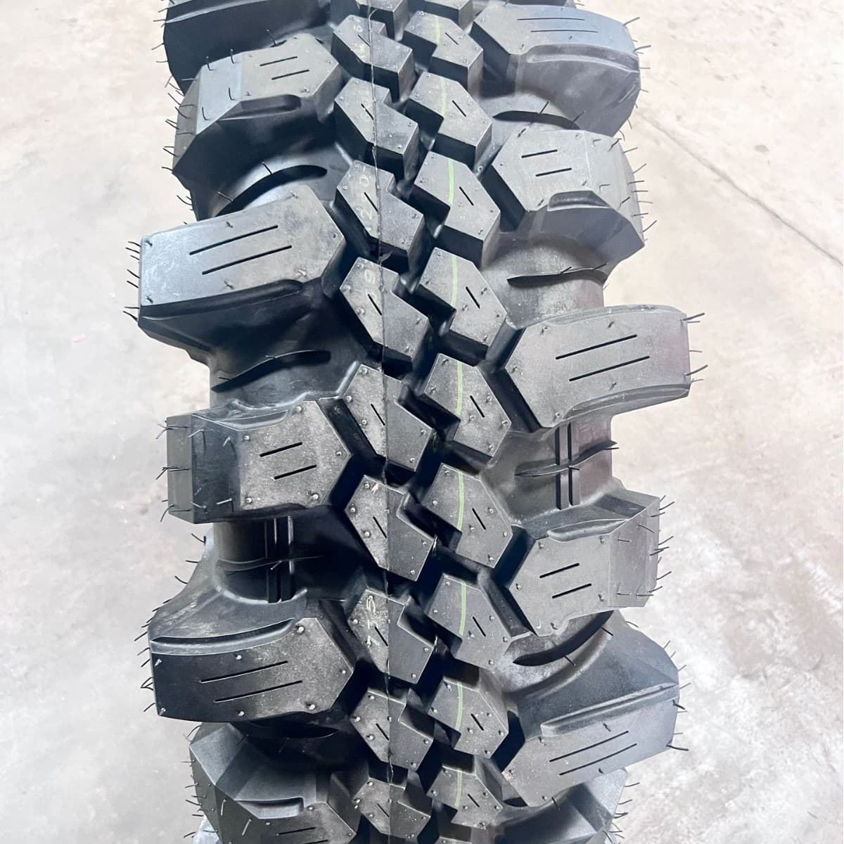 CST Zhengxin Tire 35 36 37 39X12.5-16 35 38X12.5-15 33 32/31X10.5