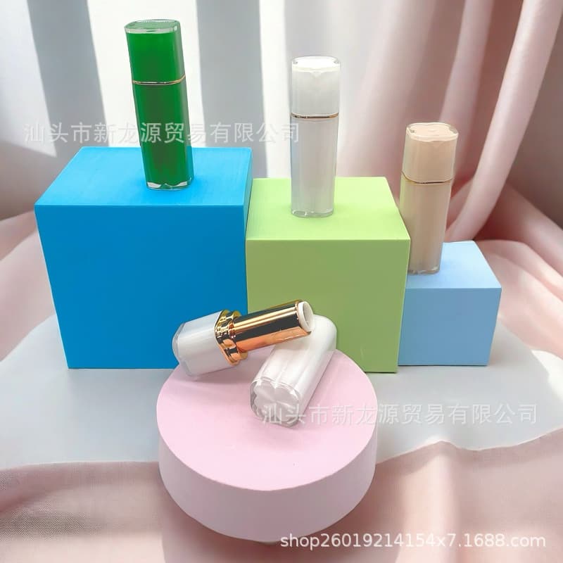Stock clover-shaped empty lipstick cases (12.1mm) with snap closure, internal spray packaging wholesale