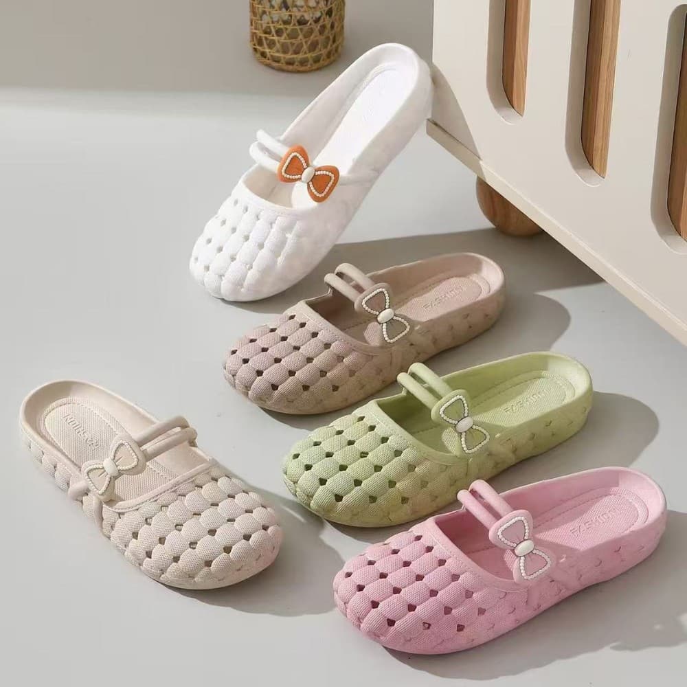 New Summer Women's Hollow Hollow Women's Shoes White Sandals Flat Beach Shoes Comfortable Outerwear Lightweight Mom Shoes