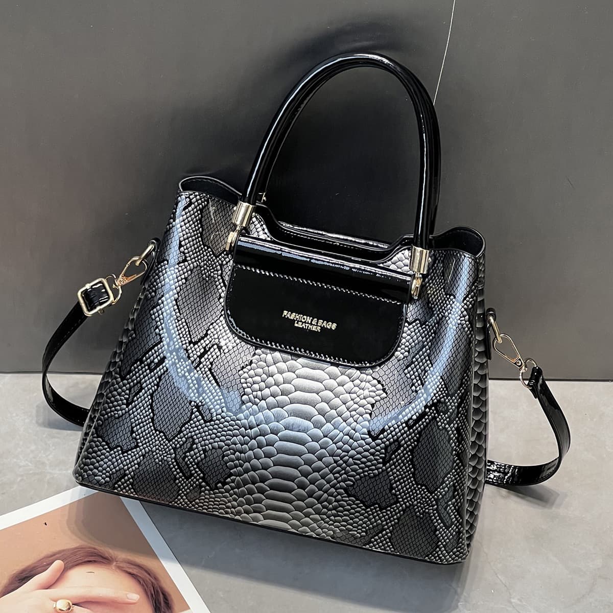 High-end and atmospheric commuter women's handbag 2026 new fashion versatile cross-border cross-border hot handbag