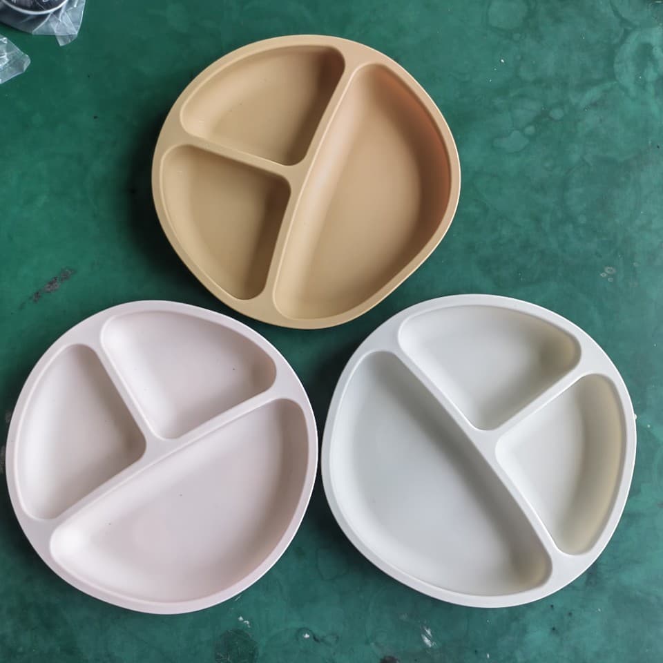 Food-grade silicone three-compartment baby dinner plate for infants and children, meal-sharing tableware, bowl and spoon set, anti-fall and easy to clean