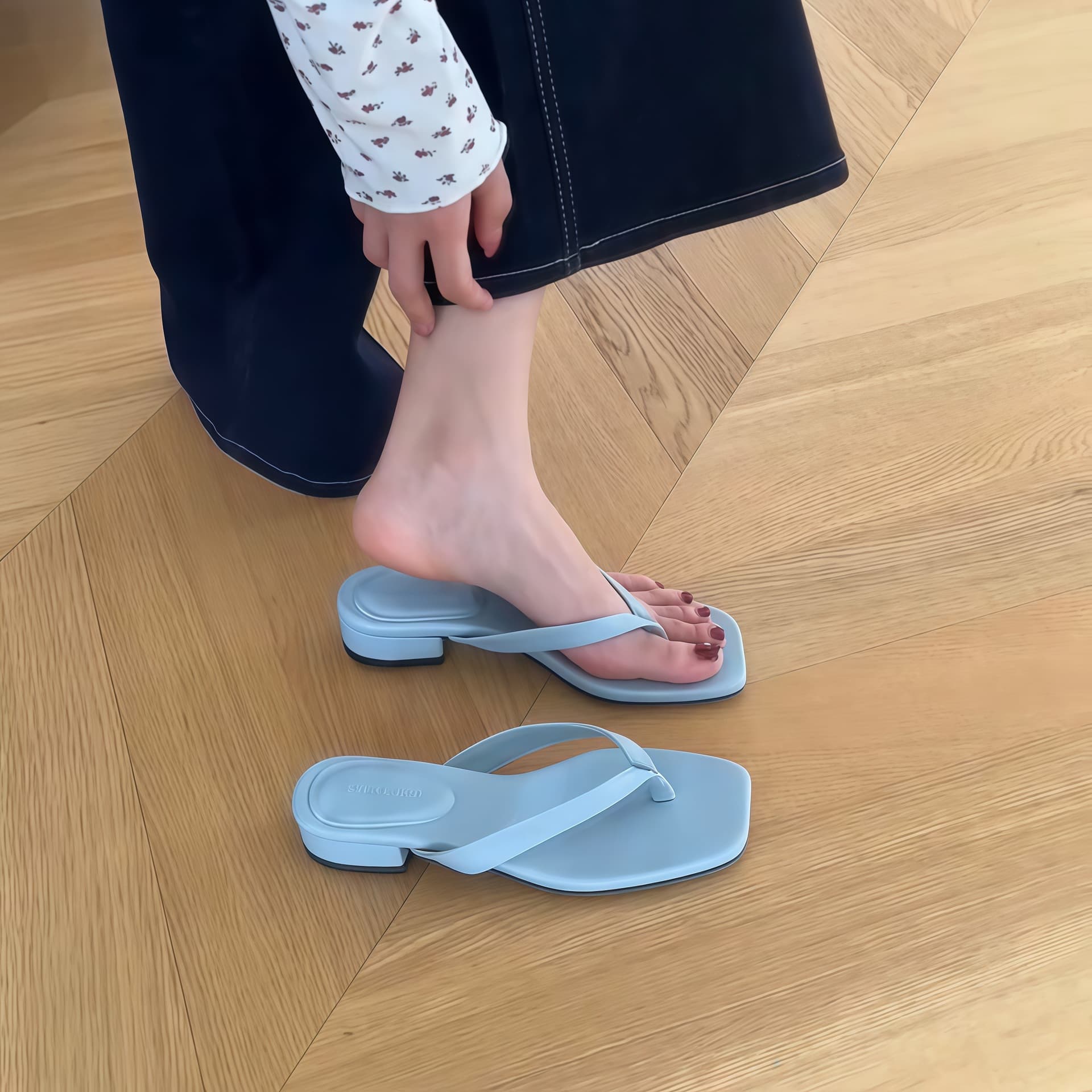 Chuyuji Korean-style Square Toe Thong Sandals for Women Summer 2026 New Simple Versatile Low Heel Casual Slippers