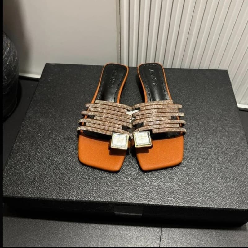 French-style stunning rhinestone flat one-strap slippers for going out, 2026 summer new fashion, matching dresses, casual beach sandals