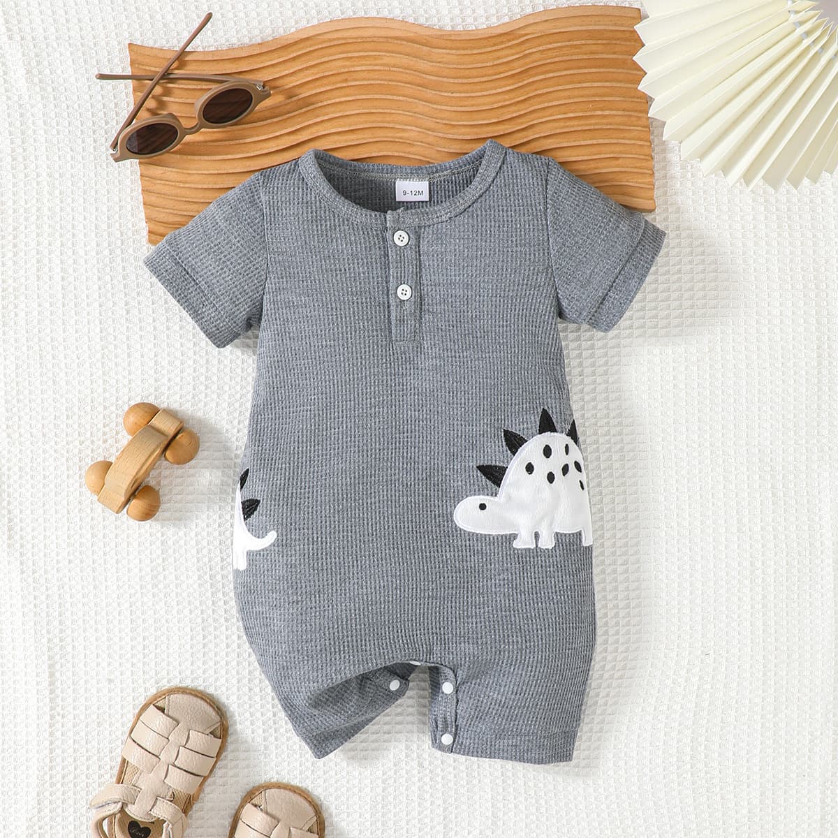 A Babyboy furry dinosaur embroidered open-door short-sleeved jumpsuit spring and summer