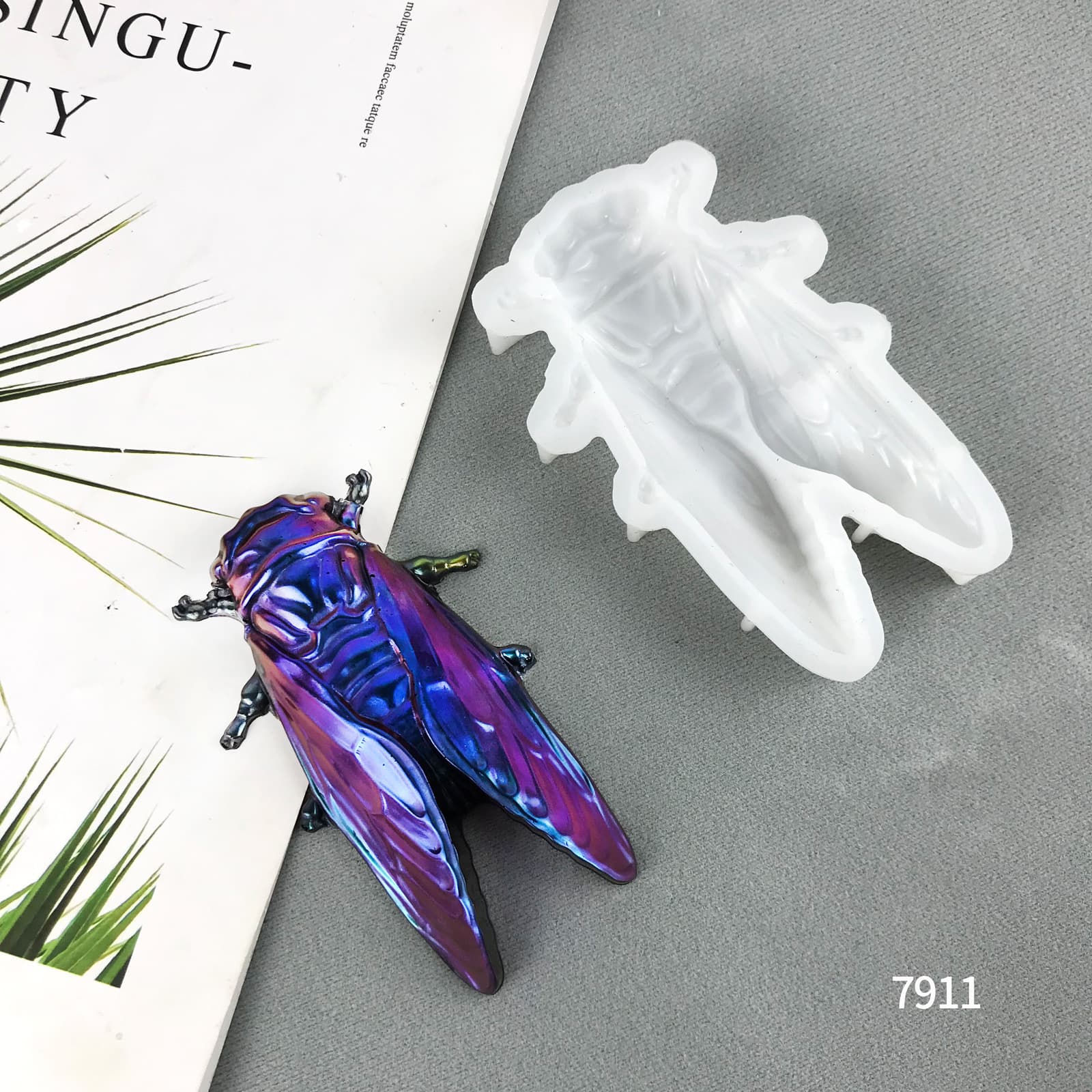 Cicada Ornament Epoxy Resin Mold DIY Semi-3D Cicada Ornament Decoration Cicada Keychain Pendant Silicone Mold